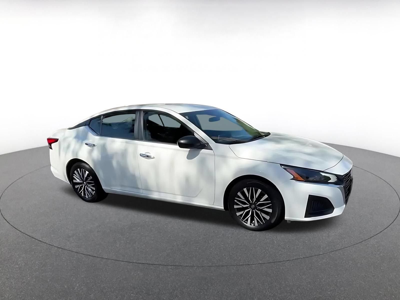 Used 2025 Nissan Altima 2.5 SV FWD image 2