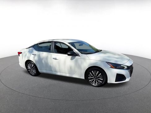 Used 2025 Nissan Altima 2.5 SV FWD image 2