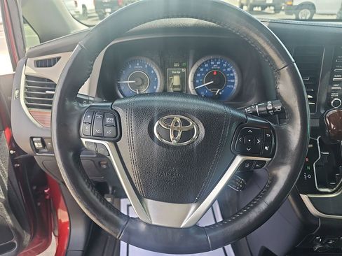 Used 2020 Toyota Sienna Limited Premium image 14