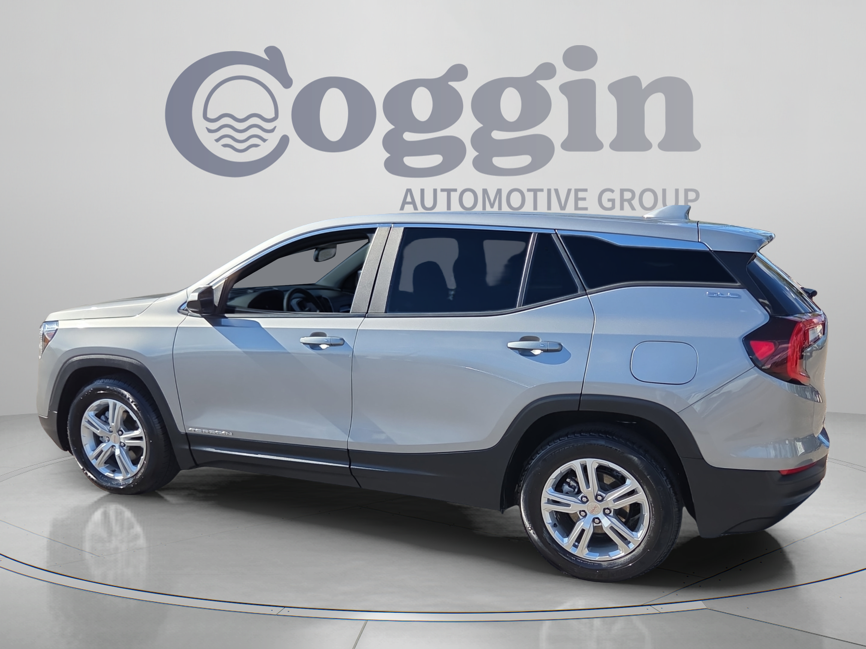 Used 2024 GMC Terrain SLE FWD image 3