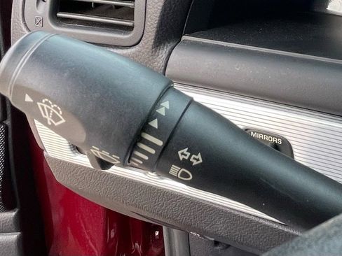 Used 2004 Ford Thunderbird image 25