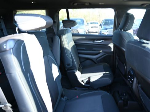 New 2025 Jeep Grand Cherokee L Laredo image 21