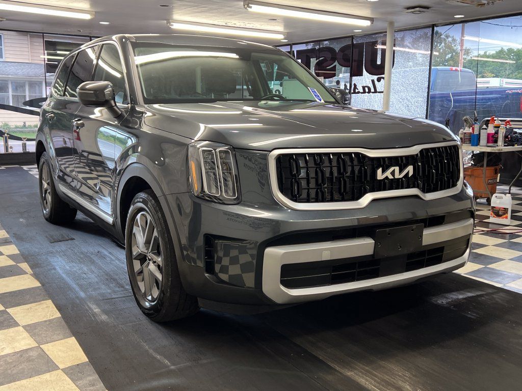 Used 2023 Kia Telluride LX AWD/4WD image 1