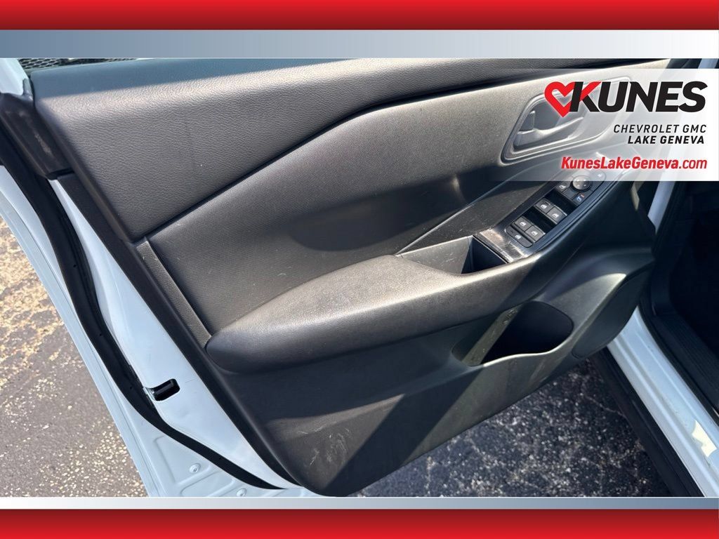 Used 2024 Nissan Rogue S FWD image 14