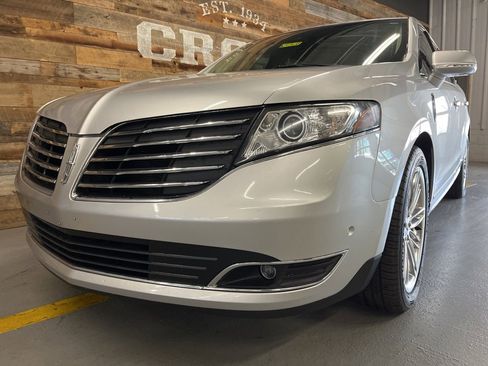 Used 2019 Lincoln MKT AWD image 8