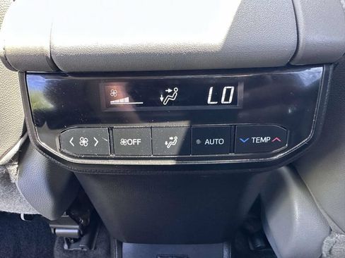 Used 2023 Toyota Highlander XLE AWD/4WD image 17