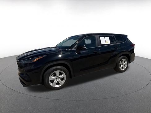 Used 2025 Toyota Highlander LE FWD image 8