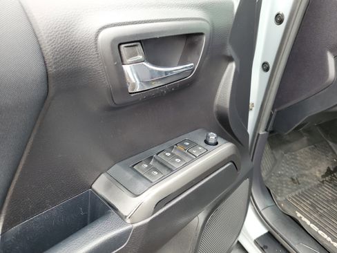 Used 2019 Toyota Tacoma TRD Off-Road w/ Technology Package image 24