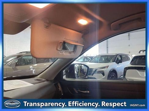 Used 2025 Nissan Pathfinder SL AWD/4WD image 32
