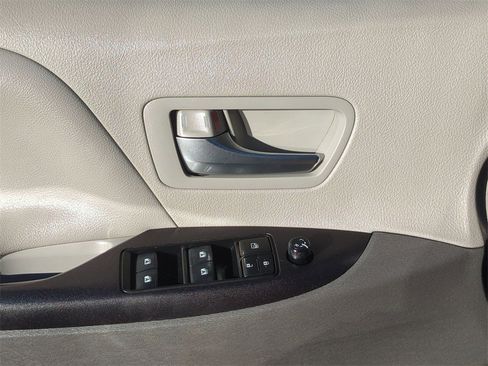 Used 2019 Toyota Sienna LE image 25