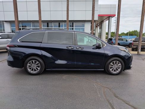 Certified 2023 Toyota Sienna XLE AWD/4WD image 6