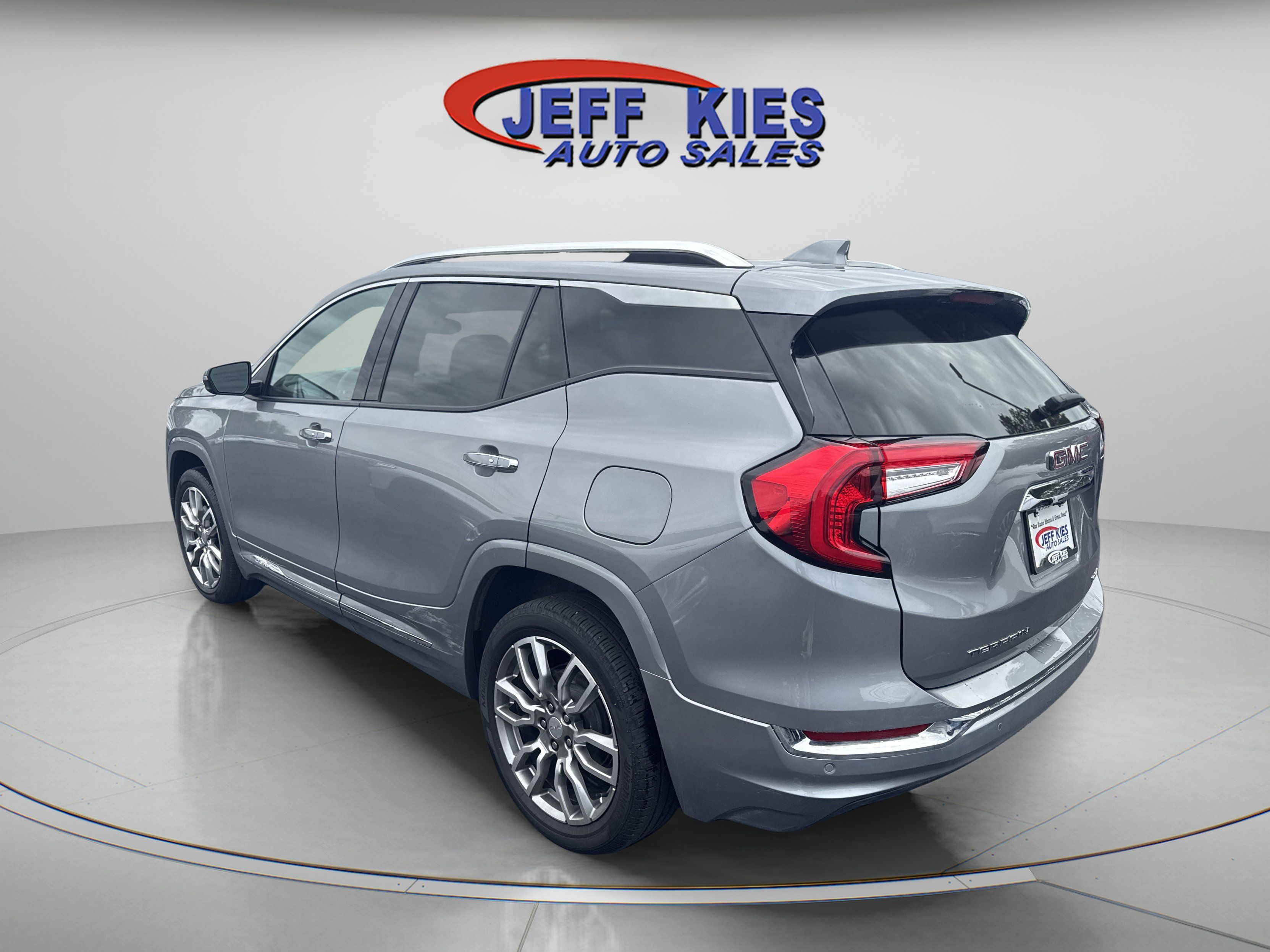Used 2023 GMC Terrain Denali w/ Denali Premium Package AWD/4WD image 7