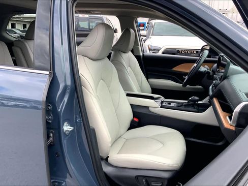 Used 2025 Toyota Grand Highlander FWD image 9
