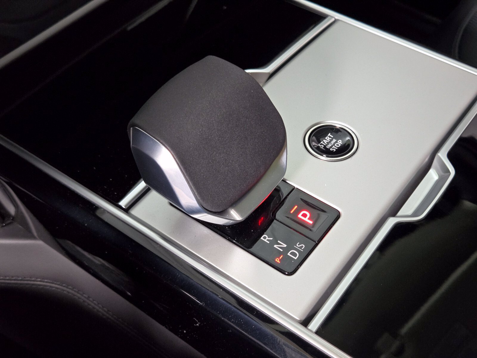 New 2026 Land Rover Range Rover Autobiography AWD/4WD image 32