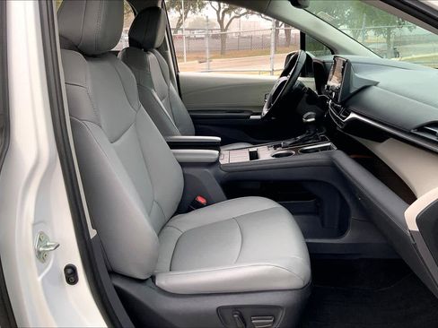 Used 2022 Toyota Sienna XLE image 12