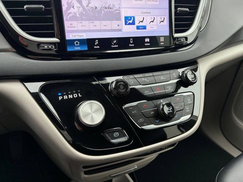 Used 2024 Chrysler Pacifica Touring-L FWD image 31