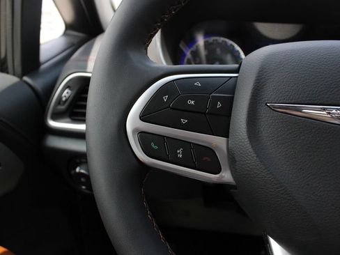 Used 2026 Chrysler Pacifica Pinnacle FWD image 12