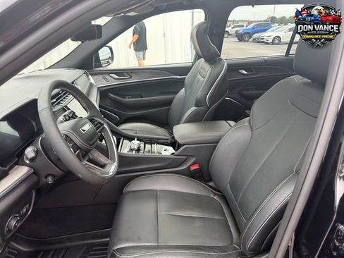 Used 2025 Jeep Grand Cherokee Overland w/ Luxury Tech Group IV AWD/4WD image 11