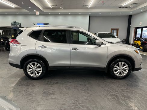 Used 2015 Nissan Rogue SV w/ SV Premium Package image 4