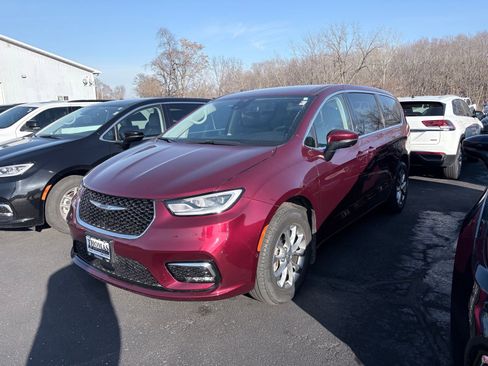 Used 2023 Chrysler Pacifica Touring-L image 3