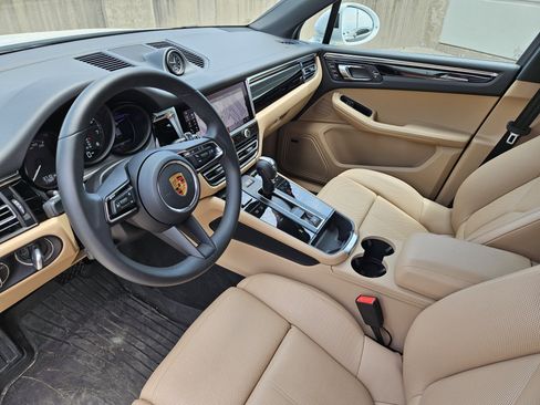 Certified 2026 Porsche Macan AWD/4WD image 4