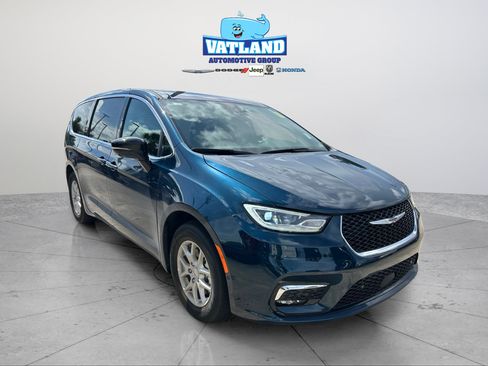 Used 2025 Chrysler Pacifica Select FWD image 7