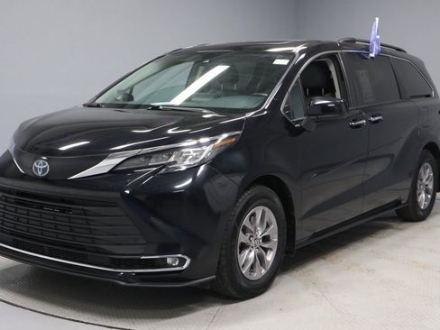 Used 2022 Toyota Sienna XLE image 9
