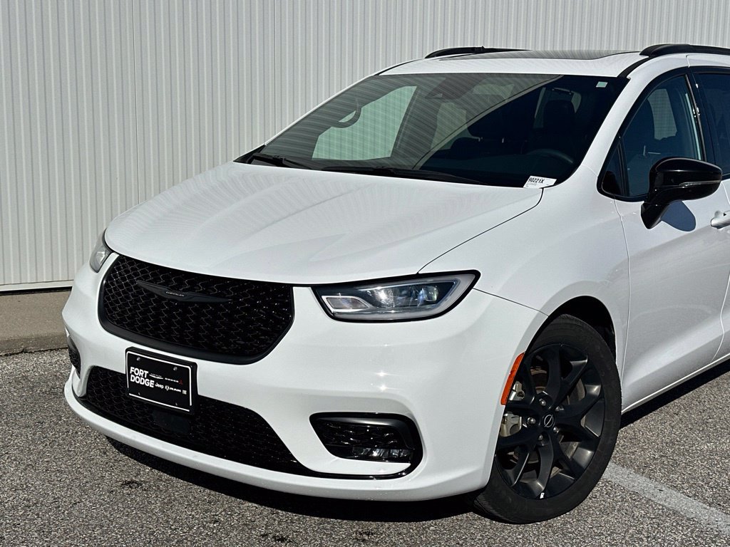 Used 2025 Chrysler Pacifica Limited FWD image 2