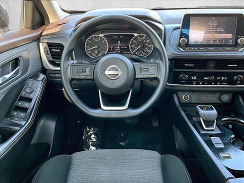 Used 2023 Nissan Rogue SV image 7