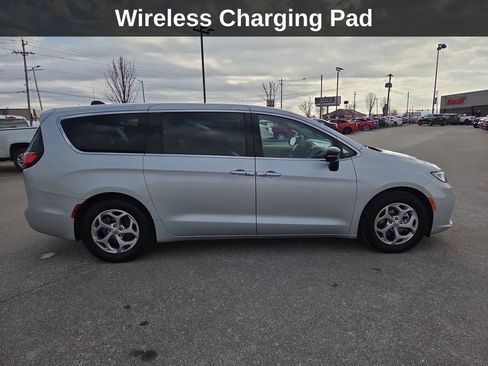 Used 2024 Chrysler Pacifica Limited image 8