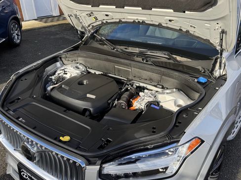 Used 2023 Volvo XC90 T8 Ultimate w/ Lounge Package image 12