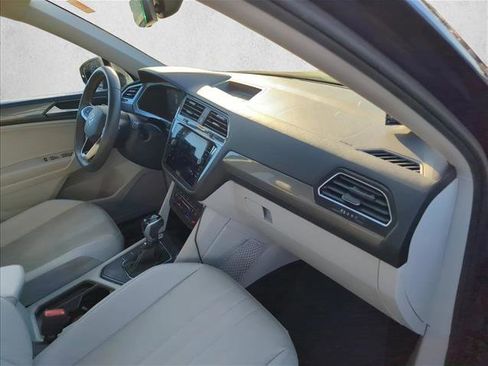 Used 2023 Volkswagen Tiguan SE w/ Panoramic Sunroof Package image 25