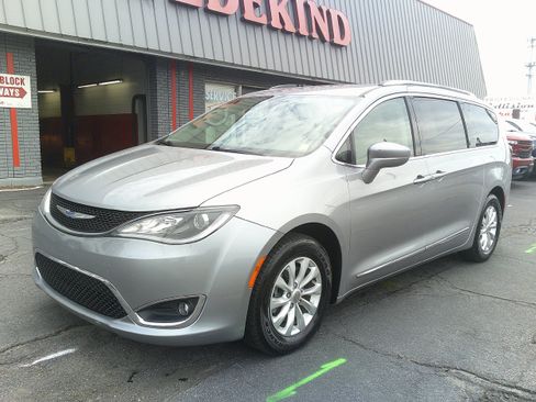 Used 2018 Chrysler Pacifica Touring-L FWD image 2