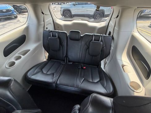 Used 2024 Chrysler Pacifica Touring-L FWD image 22