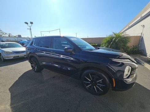 Used 2023 Mitsubishi Outlander SE image 2