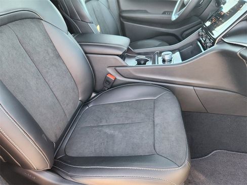 New 2025 Jeep Grand Cherokee Altitude image 11