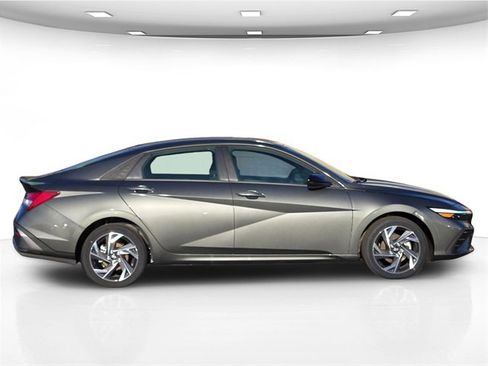New 2025 Hyundai Elantra SEL image 8