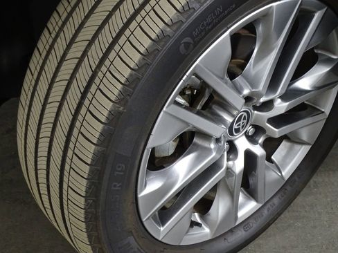 Used 2022 Toyota RAV4 XLE Premium image 40