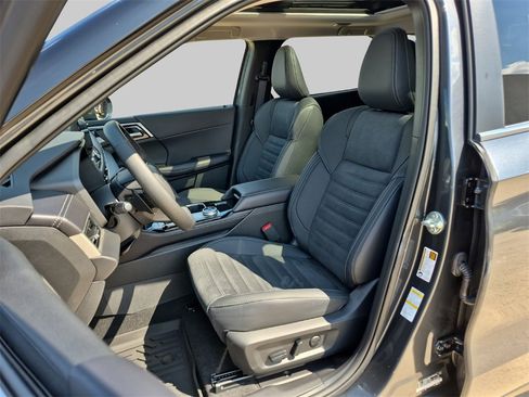 New 2025 Mitsubishi Outlander SE image 10