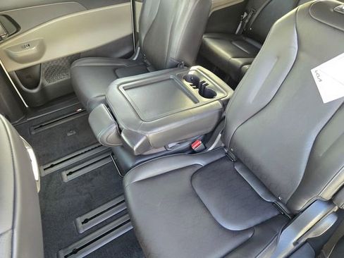 New 2026 Kia Carnival EX image 24