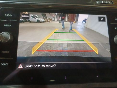 Used 2018 Volkswagen Tiguan SE w/ Panoramic Sunroof Package image 23