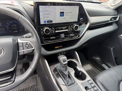 Used 2025 Toyota Highlander Limited FWD image 14
