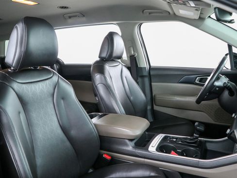 Used 2025 Kia Carnival FWD image 28