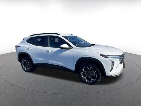 Used 2025 Chevrolet Trax LT image 2