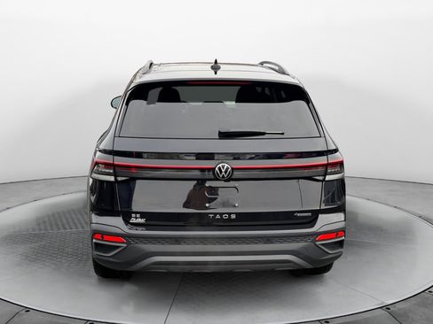 Used 2025 Volkswagen Taos SE image 6