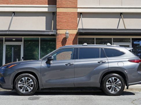 Used 2021 Toyota Highlander XLE FWD image 8