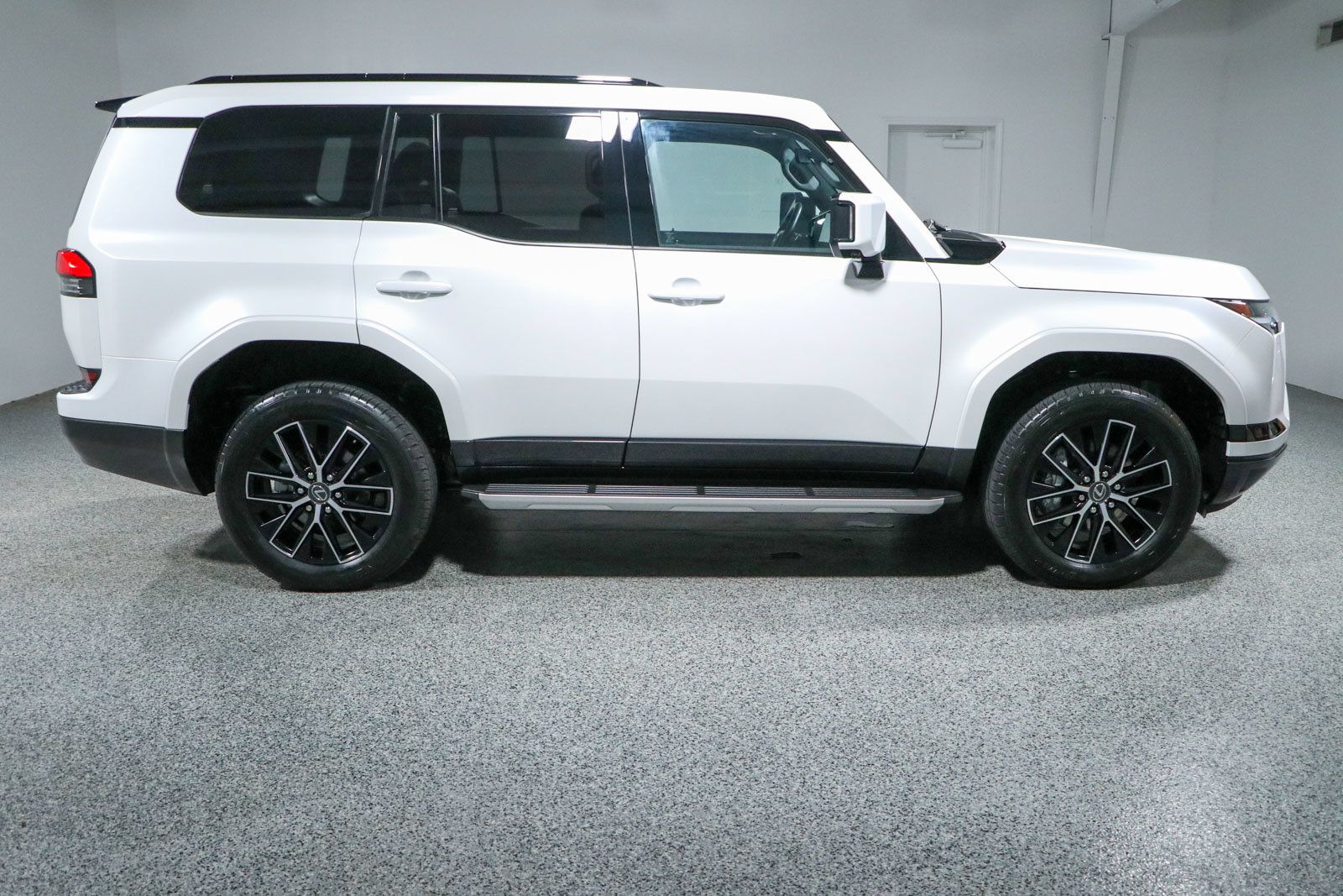 Used 2025 Lexus GX 550 w/ Accessory Package (2T) AWD/4WD image 6