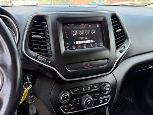 Used 2020 Jeep Cherokee Latitude w/ Cold Weather Group AWD/4WD image 19