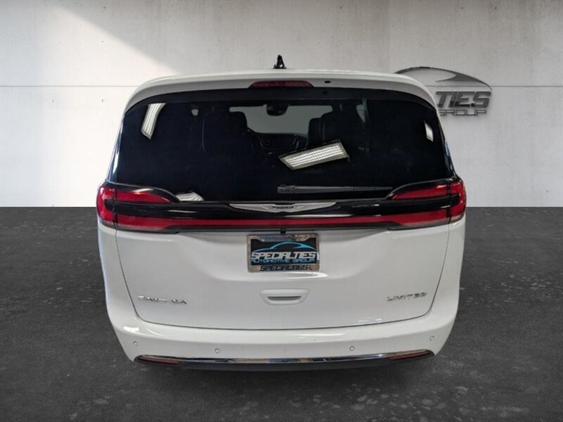 Used 2026 Chrysler Pacifica Limited FWD image 9