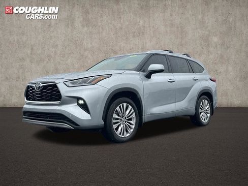 Used 2025 Toyota Highlander Platinum image 3
